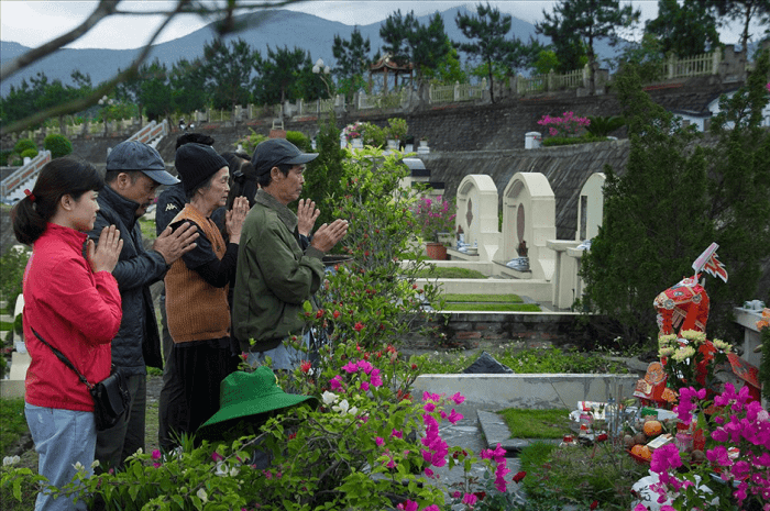 Tết Thanh minh cũng là dịp để các gia đình, dòng họ thực hiện nghi lễ tảo mộ