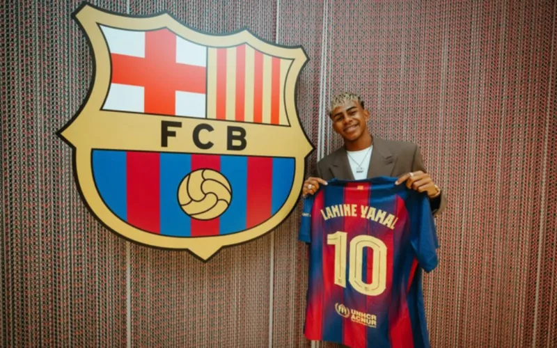 Lamine Yamal ra mắt đội một Barcelona khi mới 15 tuổi, tạo nên cột mốc đáng nhớ trong lịch sử câu lạc bộ.