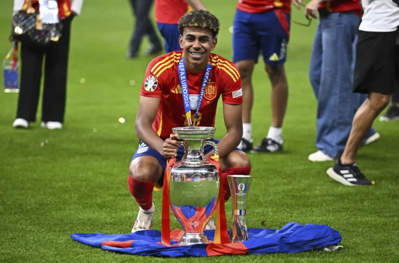 Lamine Yamal mới 16 tuổi khi cùng đội tuyển Tây Ban Nha vô địch EURO 2024.